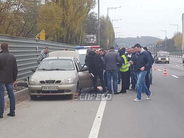 В Киеве у обочины обнаружили автомобиль с трупом
