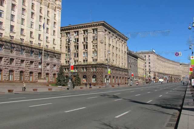 На Крещатика патрульные полицейские гонялись за голым мужчиной