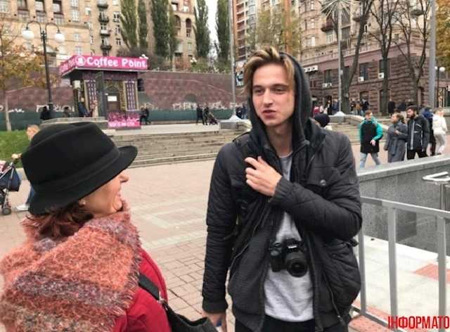 Украинец разгуливал по Киеву, обернувшись в флаг России: фотофакт