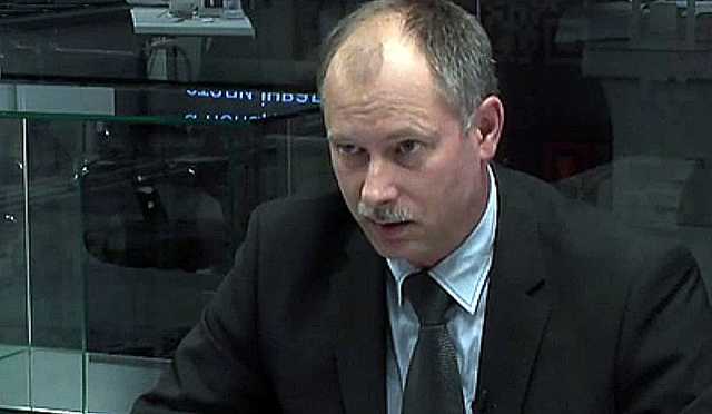 Президент не может отправить никого в отставку. Муженко может рассказать, как образовался Иловайский котел, как войска бросили на растерзание в Дебальцево, — Жданов