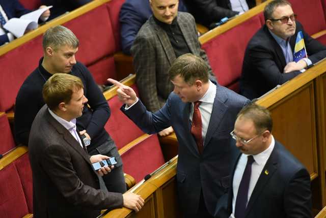 Депутаты уже скупают новые iPhone X. Первым засветился Хомутынник