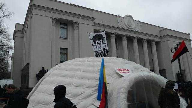 "Разом приймемо іспит у влади": под Радой начался митинг, собралось до 1000 человек