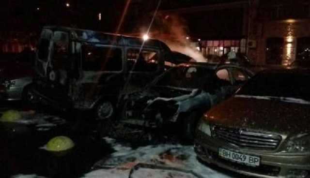 Ночью в Одессе сожгли два десятка автомобилей