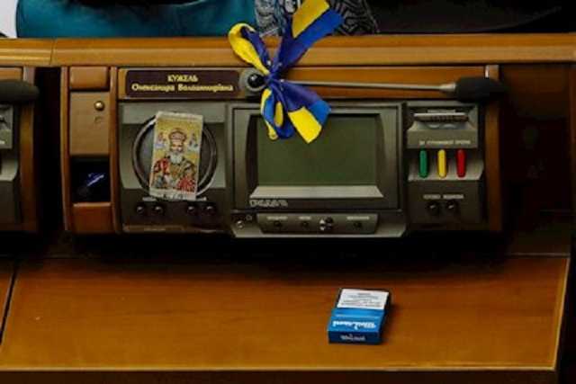 Как у водителя маршрутки: сеть рассмешило рабочее место нардепа в Раде