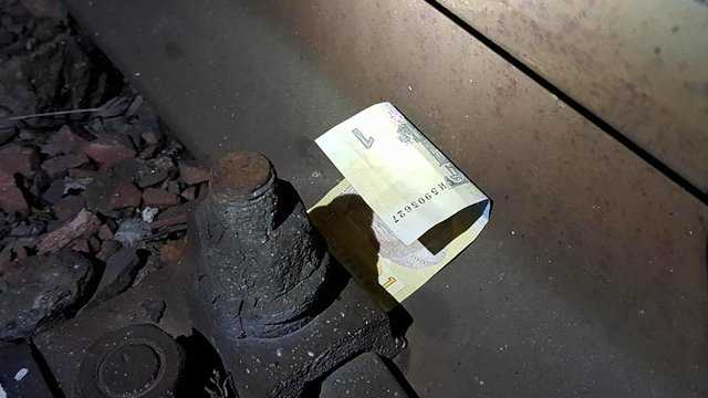 Смертельное ЧП в Киеве: под колесами поезда погибла молодая женщина