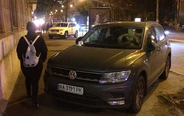"Вонь и стыд": в Киеве оригинально наказали "героя парковки"