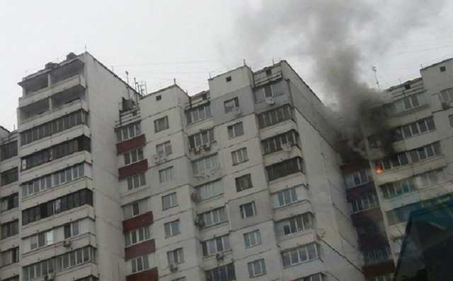 Возле скандальной заправки на Ревуцкого горит дом