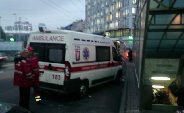 “Швидкі” та поліція в центрі Києва, метро закрито: фото з місця НП