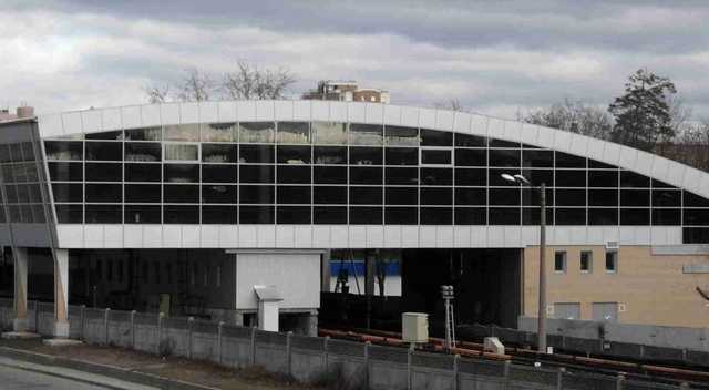 В Киеве на метро "Дарница" пассажир упал на рельсы