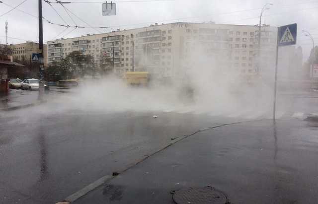 Масштабная авария в Киеве: площадь залило кипятком