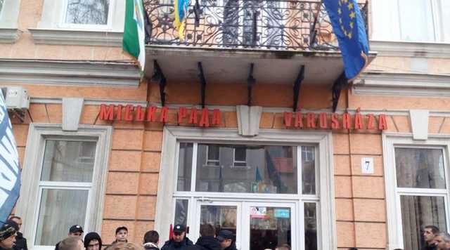 На Закарпатті націоналісти зняли угорський прапор з Берегівської міськради