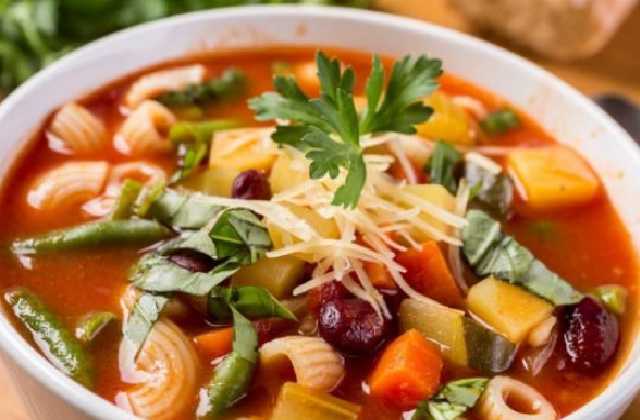 В двух столичных школах вместо супа начали готовить итальянский минестроне