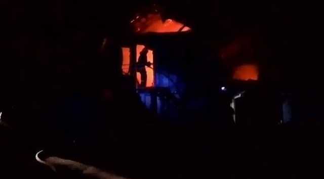 В центре Винницы горит двухэтажный дом. Огонь разрушает дом на глазах