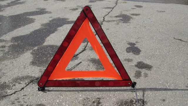 В центре Киева на скользкой дороге перевернулся автомобиль