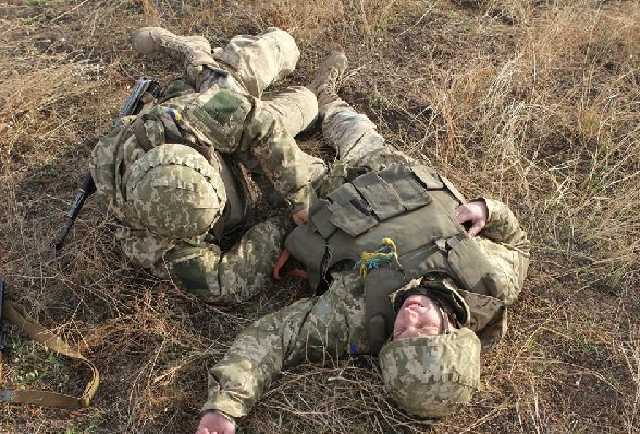 Раненого бойца АТО спасали на поле боя, отстреливаясь от врага