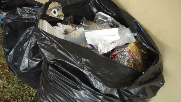 Киевлянину выбросили на голову пакет с мусором, – соцсети