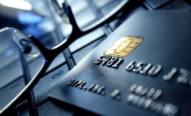 Банкиры решили замордовать украинцев комиссиями, чтобы подолгу держать на крючке