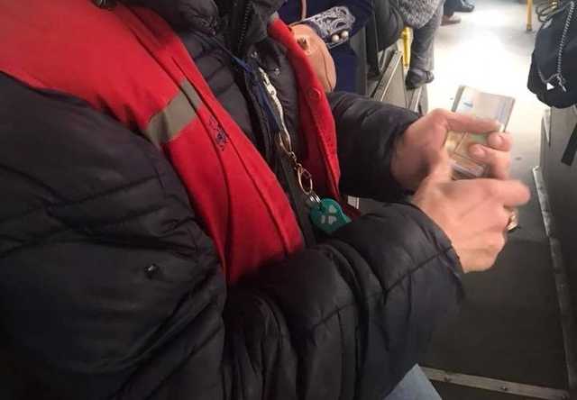 "Его бы в Раду": кондуктор автобуса в Киеве стал звездой сети