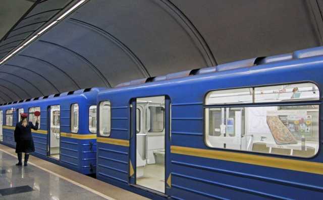 Движение поездов ограничено: в метро Киева произошло ЧП