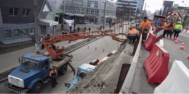 Необычное ДТП в Киеве: грузовик “подпер” Шулявский мост