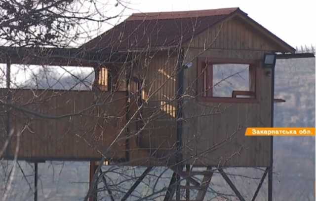 Будинок контрабандиста "Докі" неподалік кордону облаштований 4 спостережними вежами по периметру