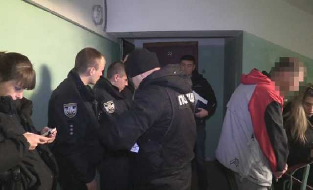 В Киеве нашли мертвой 15-летнюю девушку с ножом в груди