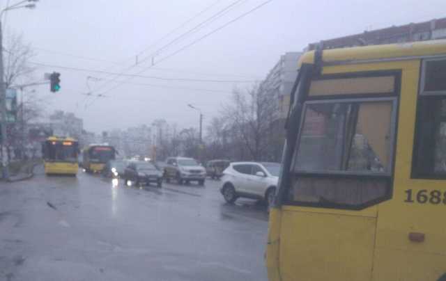 На Троещине из-за аварии стоят троллейбусы