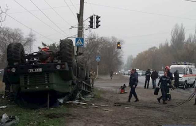 В Запорожье перевернулось авто с военными: есть погибший