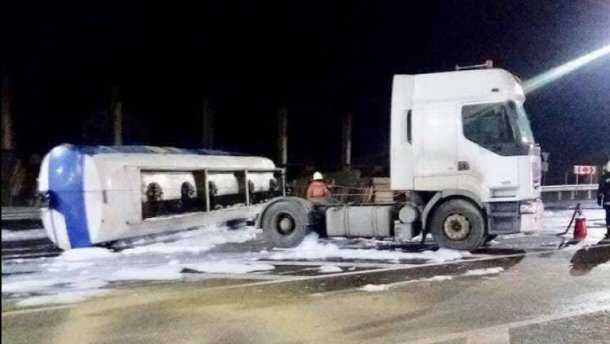 Бензовоз с горючим перевернулся на трассе под Львовом: фото аварии