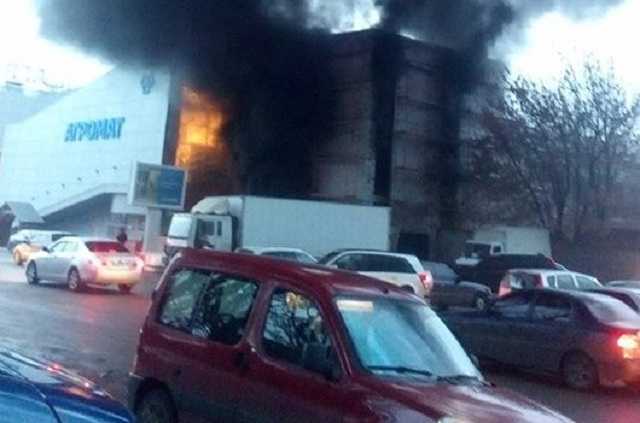 "Дым виден со всего района": в Киеве загорелся известный магазин