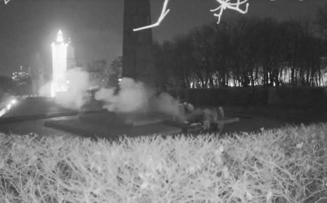 Появилось видео, как Вечный огонь заливали цементом