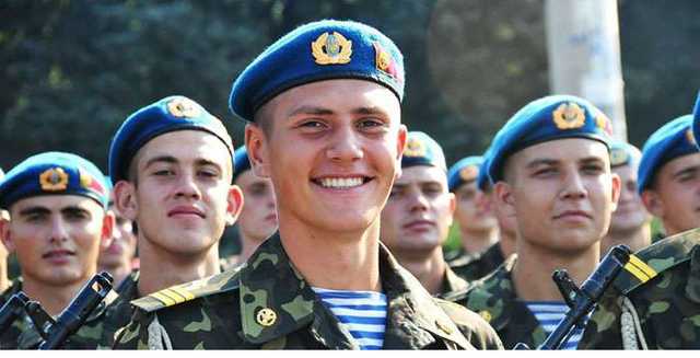 Порошенко оберетил десантников и переименовал ВДВ в ДШВ