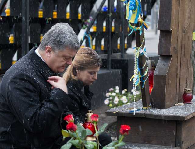 Порошенко с супругой почтил память Героев Небесной Сотни