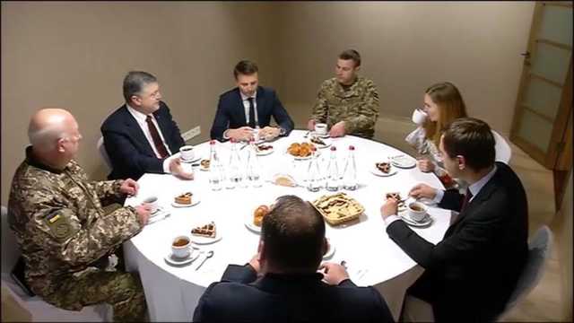 Порошенко знову влаштував постановочне застілля – журналістка