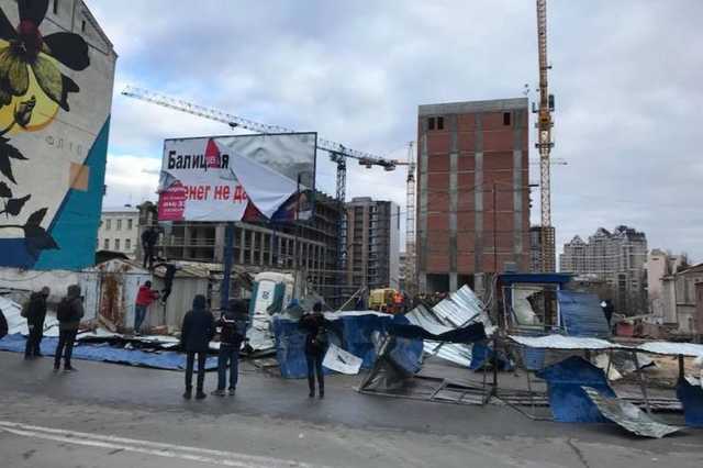 Националисты снова снесли забор скандальной стройки на месте Сенного рынка