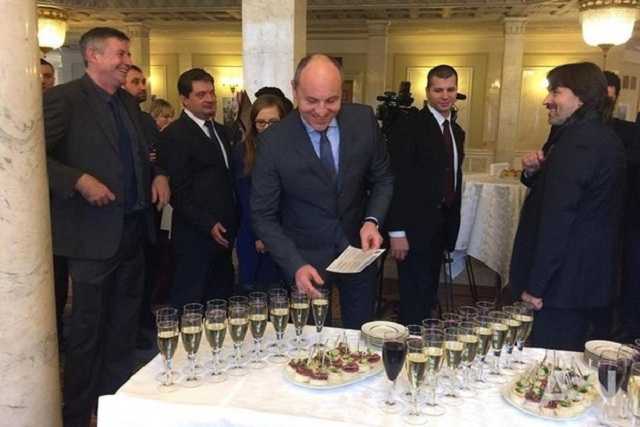 В Раде в час дня пьют вино «под цимбалы»