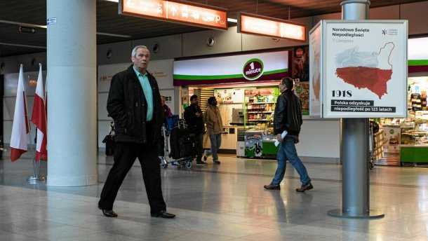 В аэропорту Варшавы Львов и Вильнюс изобразили как часть Польши: фото