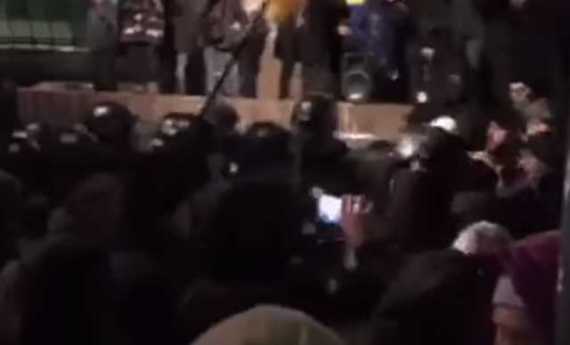 Полиция начала отнимать палатки у митингующих на Майдане