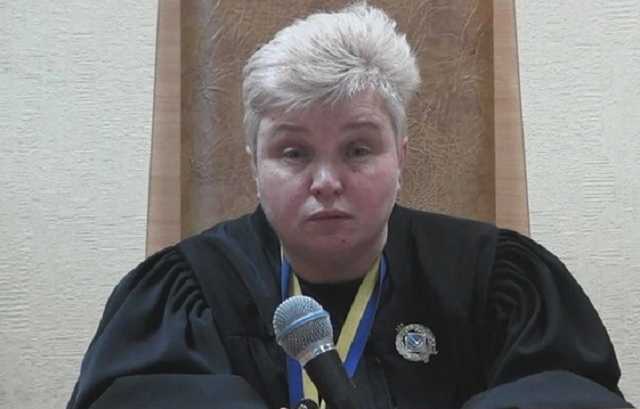 Судья, фабрикующая дела для власти, при доходе в 650 тысяч получает материальную помощь