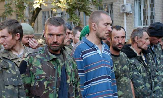 Украинским пленным в "ЛНР" дали позвонить домой