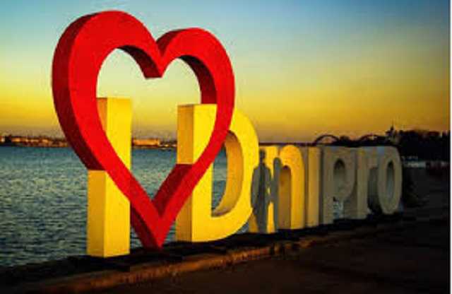 В Днепре запретили ставить оградки и столики на кладбищах