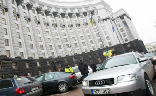 Скандальные еврономера: трех владельцев авто оштрафовали на 1,6 млн гривен