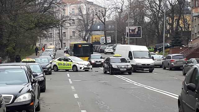 У центрі Києва сталася ДТП за участю двох таксі