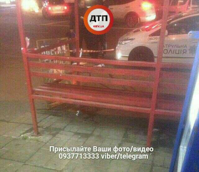 На остановке в Киеве застрелился мужчина