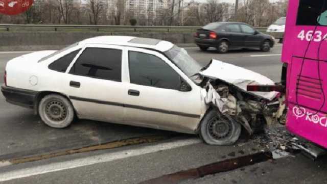В Киеве Opel врезался в троллейбус, есть пострадавшие