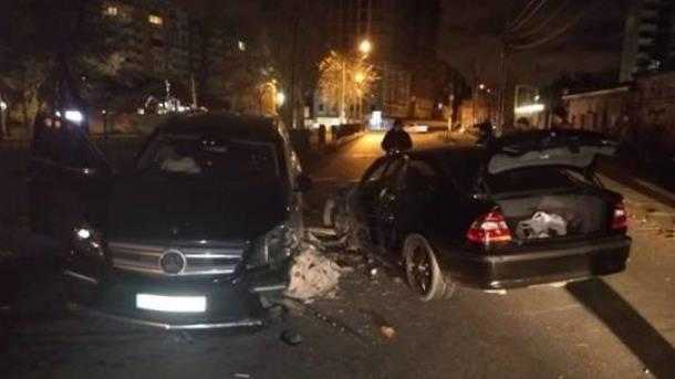 В Одессе столкнулись Mercedes и BMW: пострадали женщина и ребенок