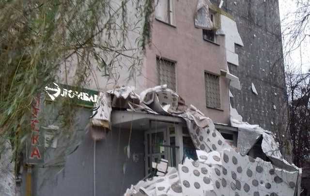 С фасада столичного дома обвалился утеплитель