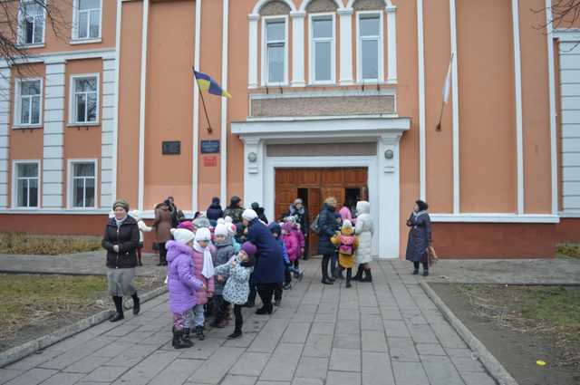 В Чернигове закрыли школу из-за утечки неизвестного химического вещества