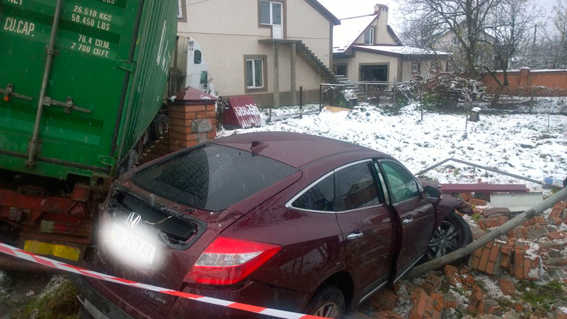 Под Львовом грузовик влетел в жилой дом: опубликованы фото