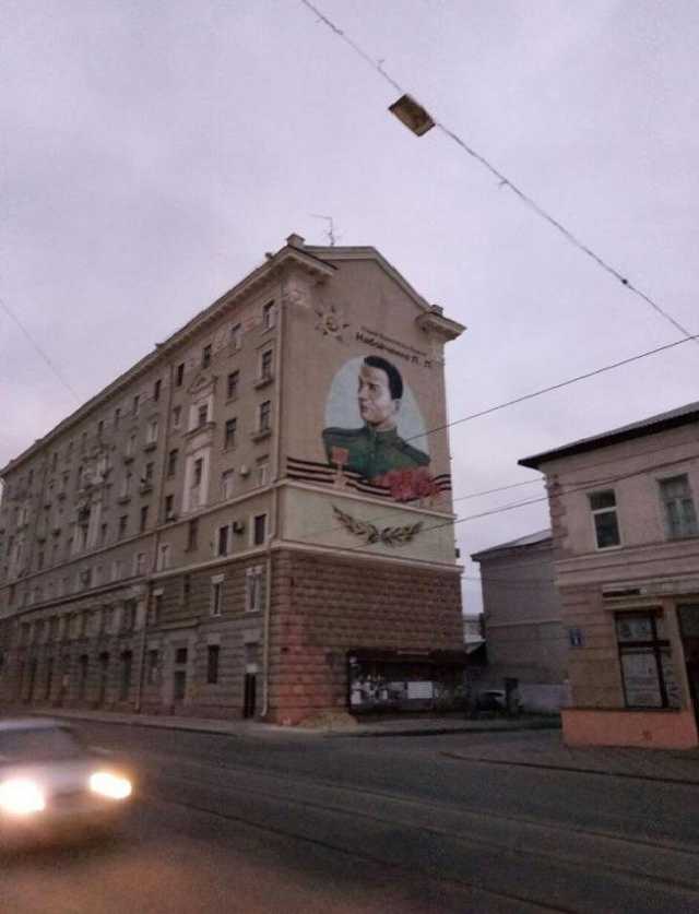 Блогер показав мурал з "георгіївською стрічкою" в Харкові